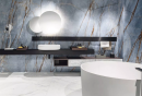 Nowoczesna łazienka z białą wanną wolnostojącą, czarnymi półkami, podświetlanym lustrem, marmurową podłogą oraz płytkami na ścianie Florim Luxury Design Heritage Luxe Heritage Azure