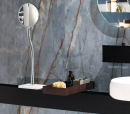 Półka łazienkowa z akcesoriami, na ścianie płytki imitujące marmur Florim Luxury Design Heritage Luxe Heritage Azure