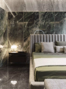 Sypialnia w stylu glamour z łóżkiem z zagłówkiem, szafką nocną i płytkami na ścianie imitującymi marmur Florim Luxury Design Heritage Luxe Heritage Emerald
