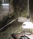 Szafka nocna w sypialni z lampką i płytkami na ścianie imitującymi marmur Florim Luxury Design Heritage Luxe Heritage Emerald