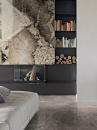 Aranżacja wnętrza z kanapą, regałem i ozdobną ścianą z płytkami imitującymi marmur Florim Luxury Design Heritage Luxe Heritage Flame