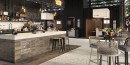 Kontuar kawiarni wyłożony płytkami Barwolf Loft Espresso Brown Gloss KE-22103 6x25. Na podłodze płytki z jasnego lastryko.