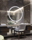 Nowoczesna toaletka w stylu glamour z krzesłem, podświetlanym lustrem i płytkami na ścianie imitującymi marmur Florim Luxury Design Heritage Luxe Heritage Brown