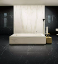Elegancka łazienka z wanną, ścianą imitującą marmur oraz czarnymi płytkami Florim Luxury Design I Classici Marquinia
