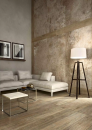 Salon z panelami drewnopodobnymi, jasnym narożnikiem, stolikiem, lampą wiszącą i ozdobną ścianą z płytkami imitujacymi kamień Florim Luxury Design La Roche Ecru