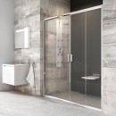 Wnęka łazienkowa z szarymi płytkami kamiennymi, z białą wiszącą umywalką oraz lustrem, z aluminiowymi drzwiami prysznicowymi, z przezroczystym szkłem Ravak Blix BLDP4-190 0YVL0C00Z1 190x190