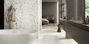 Łazienka wykończona płytkami Barwolf Flakes XXL Beige KE-22071 80x80. Grafitowe/antracytowe szafki na umywalki, wanna wolnostojąca półokrógła.