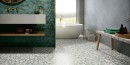 Płytka gresowa imitująca lastryko Barwolf Flakes Emerald Green KE-17076 18,5x18,5 wyłożona na podłodze łazienki