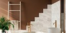 Łazienka w wanną wolnostojącą, umywalką wolnostojącą oraz złotą armaturą. Ściany wyłożone płytkami Barwolf Wallpaper Silky Beige SIL-21101 18,5x18,5