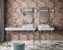 Łazienka urządzona w stylu paryskiego glamour, z ozdobną ścianą, lustrami i białymi umywalkami. Na podłodze płytki imitujące marmur Florim Luxury Design Les Bijoux Brèche Capraia.