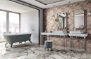 Łazienka urządzona w stylu paryskiego glamour, z dużym oknem, ozdobną ścianą, lustrami, białymi umywalkami i elegancką szarą wanną przypominającą styl wiktoriański. Na podłodze płytki imitujące marmur Florim Luxury Design Les Bijoux Brèche Capraia.