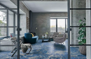 Salon z dużymi oknami, betonową ścianą, niebieską kanapą, fotelami i płytkami podłogowymi imitującymi marmur Florim Luxury Design Les Bijoux Sodalite Bleu