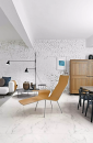 Nowoczesny salon z białym narożnikiem, drewnianym leżakiem i komodą oraz płytkami podłogowymi imitującymi marmur Florim Luxury Design Les Origines Blanc