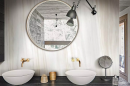 Nowoczesna łazienka z umywalkami nablatowymi w kształcie misy, miedzianymi bateriami, czarno-drewnianym blatem, lustrem i płytkami imitującymi marmur Florim Luxury Design Les Origines Ombre Doree