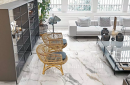 Salon w stylu glamour z jasną kanapą, szklanym stolikiem, regałem, fotelami wypoczynkowymi z wikliny oraz płytkami podłogowymi imitującymi marmur Florim Luxury Design Les Origines Or
