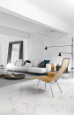 Nowoczesny salon z białym narożnikiem, drewnianym leżakiem i płytkami podłogowymi imitującymi marmur Florim Luxury Design Les Origines Blanc