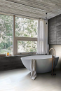 Łazienka z białą wanną wolnostojącą, miedzianą baterią i płytkami podłogowymi imitującymi marmur Florim Luxury Design Les Origines Ombre Doree