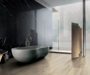 Nowoczesna łazienka z wanną wolnostojącą, ozdobną ścianą z płytkami imitującymi marmur oraz płytkami podłogowymi drewnopodobnymi Florim Luxury Design Planches Amande
