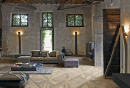Salon w stylu zamkowym z betonowymi ścianami i podłogą drewnopodobną Florim Luxury Design Planches Decor Miel