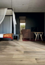 Sypialnia z łóżkiem z baldachimem i podłogą drewnopodobną Florim Luxury Design Planches Miel