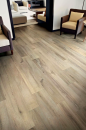 Pokój z płytkami podłogowymi drewnopodobnymi Florim Luxury Design Planches Miel