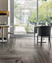 Restauracja z dużymi oknami, stolikami i płytkami podłogowymi drewnopodobnymi Florim Luxury Design Planches Perle