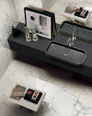 Łazienka w stylu glamour z czarnym blatem, czarną umywalką i płytkami imitującymi marmur Florim Luxury Design Prexious Mountain Treasure
