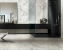 Łazienka w stylu glamour z czarnym blatem, kabiną prysznicową i płytkami imitującymi marmur Florim Luxury Design Prexious Mountain Treasure
