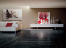 Nowoczesny salon z jasną kanapą, białą szafką i płytkami podłogowymi imitującymi marmur Florim Luxury Design Prexious Thunder Night