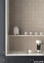 Kuchnia ze ścianą nad szafkami kuchennymi wyłożona płytkami Equipe Stage Taupe 10x10