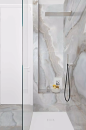 Łazienka z kabiną prysznicową z deszczownicą i płytkami na ścianie imitującymi marmur Florim Luxury Design Reves Reve Bleu