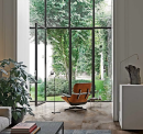 Aranżacja pomieszczenia w stylu nowoczesnym, z dużymi oknami z widokiem na ogród, z fotelem wypoczynkowym i płytkami podłogowymi imitującymi marmur Florim Luxury Design Reves Reve Choco
