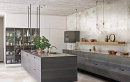Kuchnia z wyspą z drewnianymi szafkami, wiszącą półką, szklaną witryną i płytkami na ścianie i podłodze imitującymi marmur Florim Luxury Design Reves Reve Perle