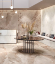 Aranżacja wnętrza z ozdobnym stołem, miejscem siedzącym, białą wyspą oraz płytkami imitującymi marmur Florim Luxury Design Reves Reve Rose