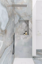 Łazienka z kabiną prysznicową z deszczownicą i płytkami na ścianie imitującymi marmur Florim Luxury Design Reves Reve Bleu