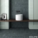 Łazienka z płytkami Equipe Stage Denim 20x20 wyłożonymi na podłodze oraz ścianie, drewniany blat z okrągła umywalką nablatową, czarna armatura podtynkowa