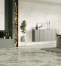 Nowoczesny salon w stylu glamour z kominkiem, wiszącymi szafkami i płytkami podłogowymi imitującymi marmur Florim Luxury Design Reves Reve Jade