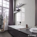 Łazienka z połyskującą płytką ścienną Equipe Island White 6,5x20 przyklejoną nad wanną przyścienną , czarna armatura podtynkowa