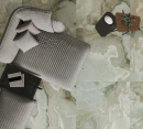 Szary mebel wypoczynkowy, czarny i drewniany stolik kawowy, płytki podłogowe imitujące marmur Florim Luxury Design Reves Reve Jade