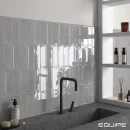 Kuchnia z płytkami Equipe Island Silver 6,5x20 wyłożonymi nad kamienną szarą umywalką, czarna bateria umywalkowa wychodząca z blatu