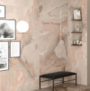 Aranżacja wnętrza z obrazami i półkami na ścianie oraz czarną ławką, płytki imitujące marmur Florim Luxury Design Reves Reve Rose