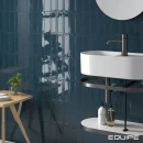 Łazienka z płytkami Equipe Island Slate Blue 6,5x20 wyłożonymi na ścianie z białą umywalką naścienna, grafitowa bateria umywalkowa