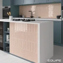 Płytki Equipe Island Frame Peony Pink 6,5x20 wyłożone na wyspie kuchennej z białym blatem, płytki Equipe Island Peony Pink 6,5x20 wyłożone w rękawie kuchennym, czarna armatura kuchenna