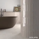 Ściana łazienki wyłożona płytkami Equipe Island Frame Dorian 6,5x20, wolnostojąca, półokrągła wanna w kolorze brązowym, czarna armatura łazienkowa