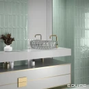 Łazienka wyłożona płytkami Equipe Island Frame Watery 6,5x20 na ścianie z wysokim lustrem, kryształowa umywalka nablatowa, szafki w białym kolorze i złotym akcentem