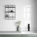 Ściana kuchni nad kamiennym jasnym blatem wyłożona płytkami Equipe Vitral Snow 5x40 w połysku