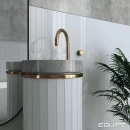 Łazienka wyłożona płytkami Equipe Vitral Sky 5x40, niebieska umywalka nablatowa i złota armatura łazienkowa