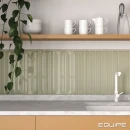 Rękaw kuchenny wyłożony płytkami Equipe Vitral Olive 5x40, jasny kamienny blat na drewnianych szafkach z białą armaturą kuchenną