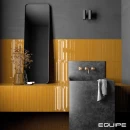 Płytka cegiełka, ścienna Equipe Vitral Honey Reactive 5x40 wyłożona na ścianie łazienkim żółty kolor płytki kontrastujący z grafitową ścianą i grafitową umywalką wolnostojącą, złota armatura podtynkowa