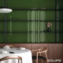 Ściana restauracji wyłożona płytkami Equipe Vitral Axis Forest Reactive 5x40